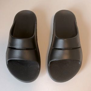 OOFOS women slide